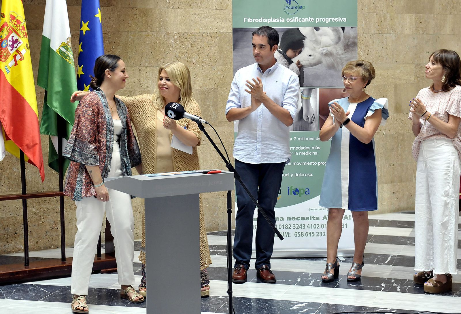 La alcaldesa saludando a Tamara Romero.