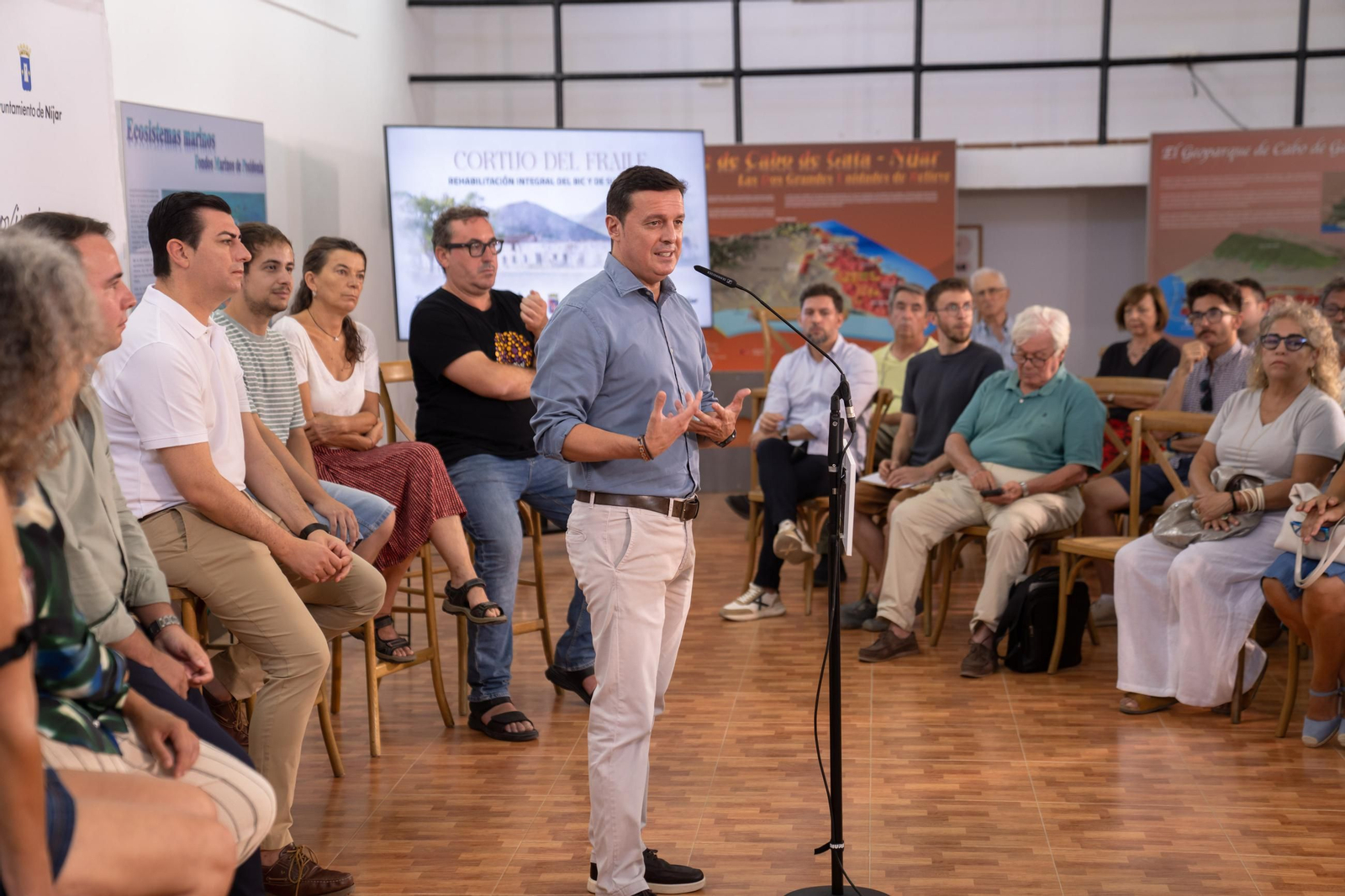 Reunión presidida por Javier A. García para exponer ideas en torno al futuro del Cortijo del Fraile.