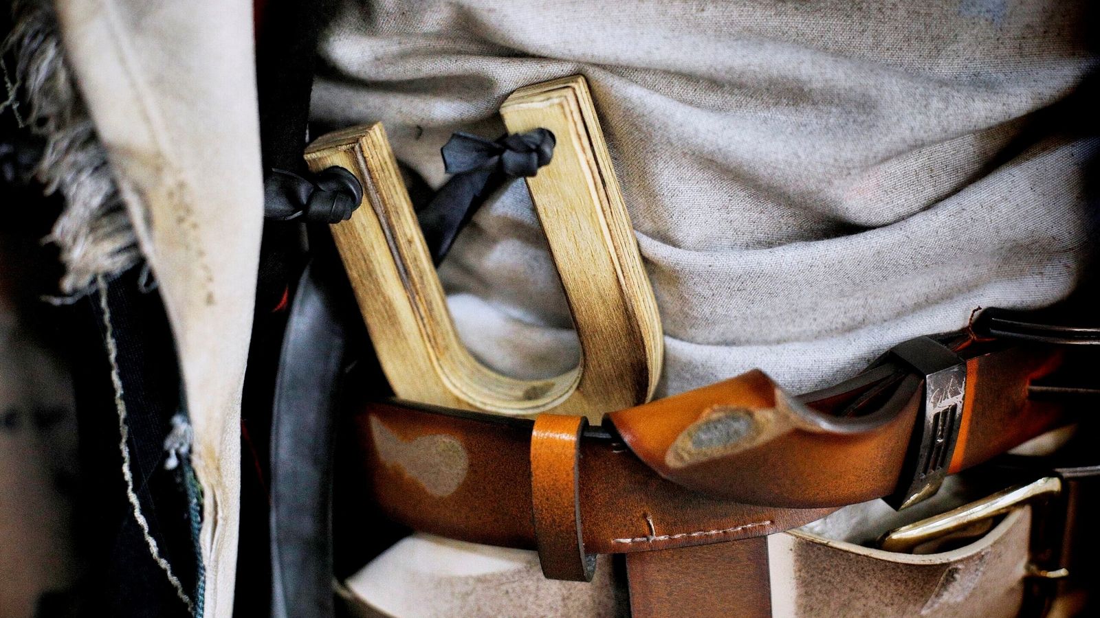 Varios cinturones entrelazados para sujetar los pantalones.