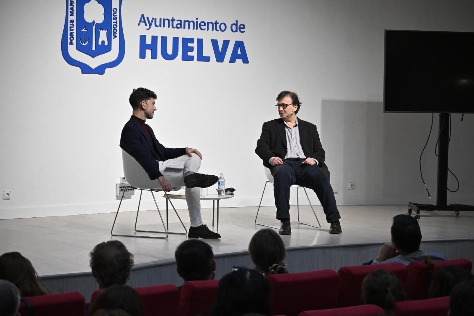 Imágenes del encuentro con el escritor Javier Cercas en Huelva