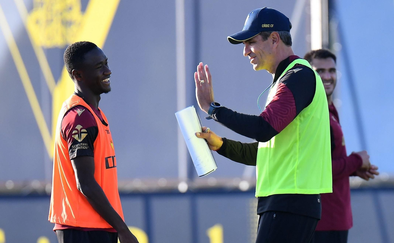 Samassékou sonríe mientras atiende a Pellegrino.