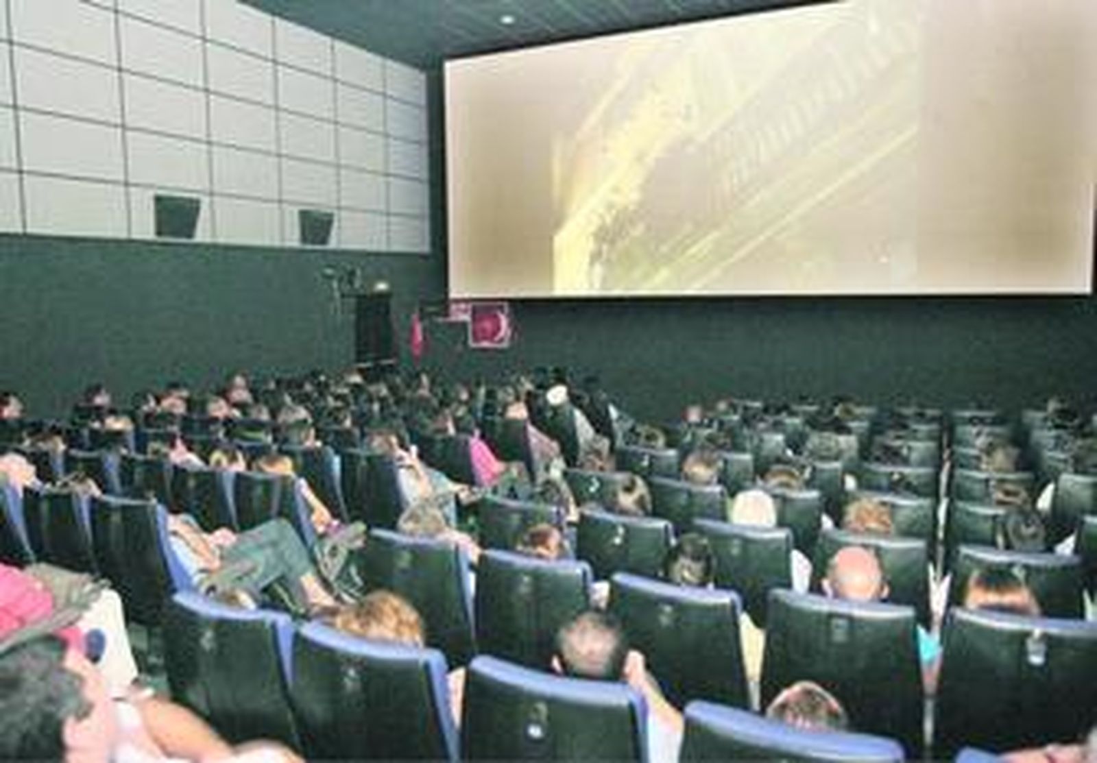 La sala donde se proyectó el documental 'En medio de las olas', sobre el poeta José Manuel García Gómez.