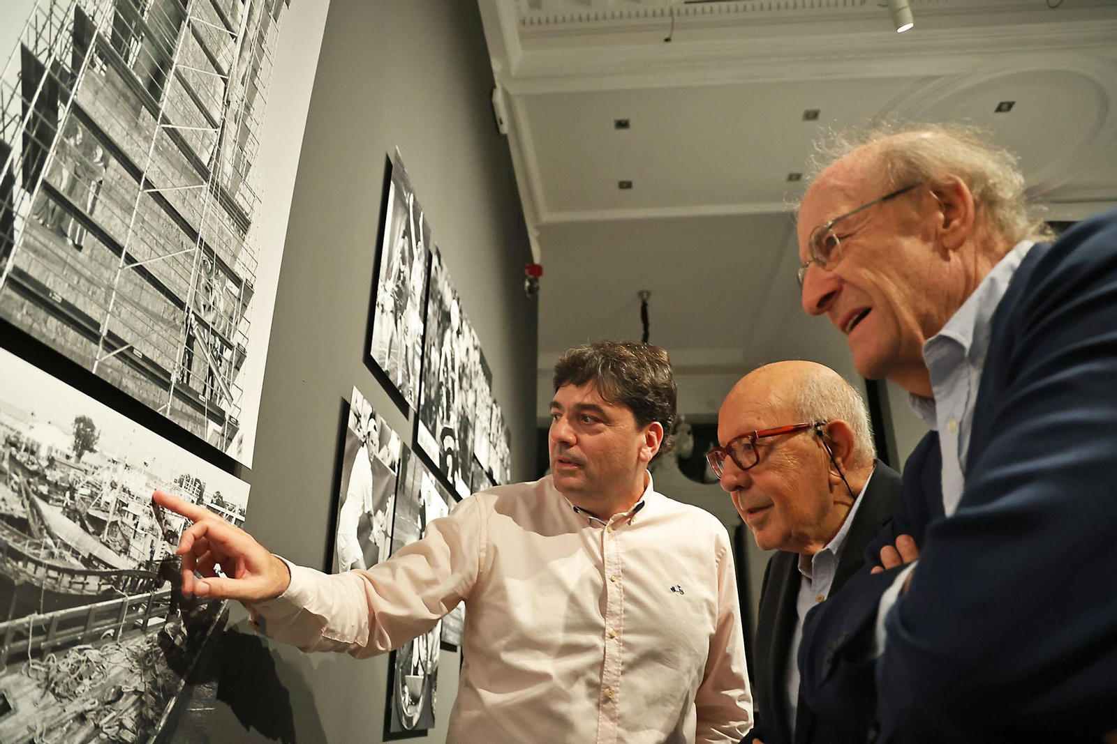 Inauguración la exposición 'Noventa Veces Huelva', una selección de fotografías de fotoperiodista Miguel Vázquez