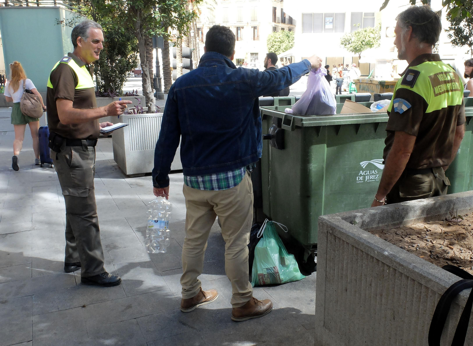 Vigilantes medioambientales avisan a un jerezano del horario para dejar basura.