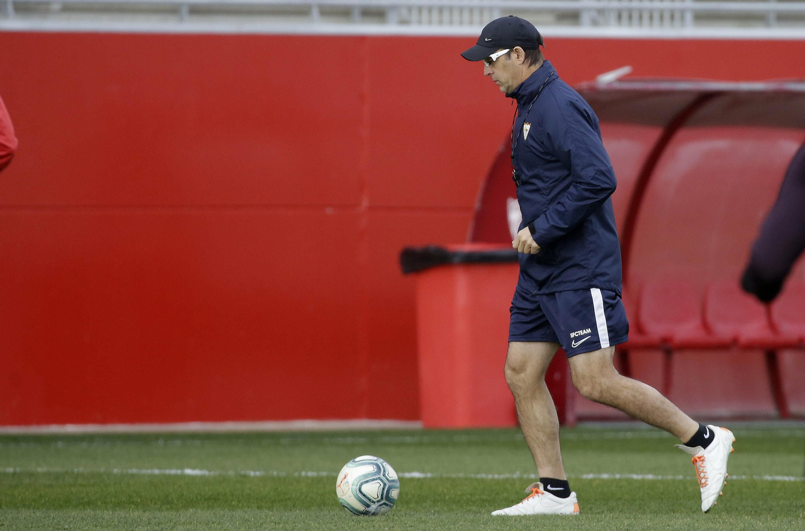 Lopetegui, en un entrenamiento, conduce el balón.