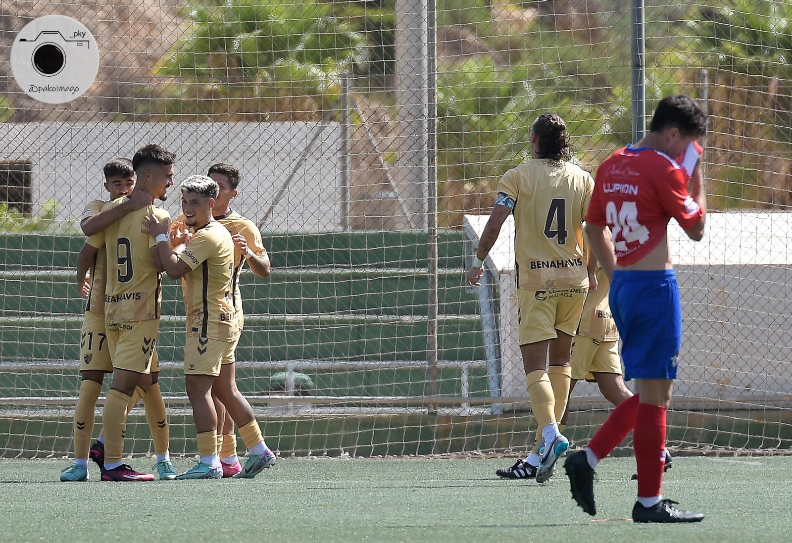 Los malagueños celebran uno de sus goles durante el encuentro de ida que tuvo lugar en tierras almerienses.