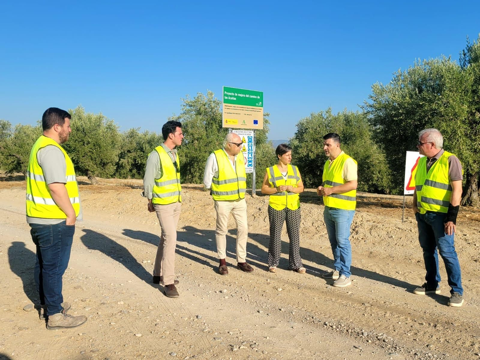 La delegada de Agricultura, Soledad Aranda, durante su visita a Jabalquinto.