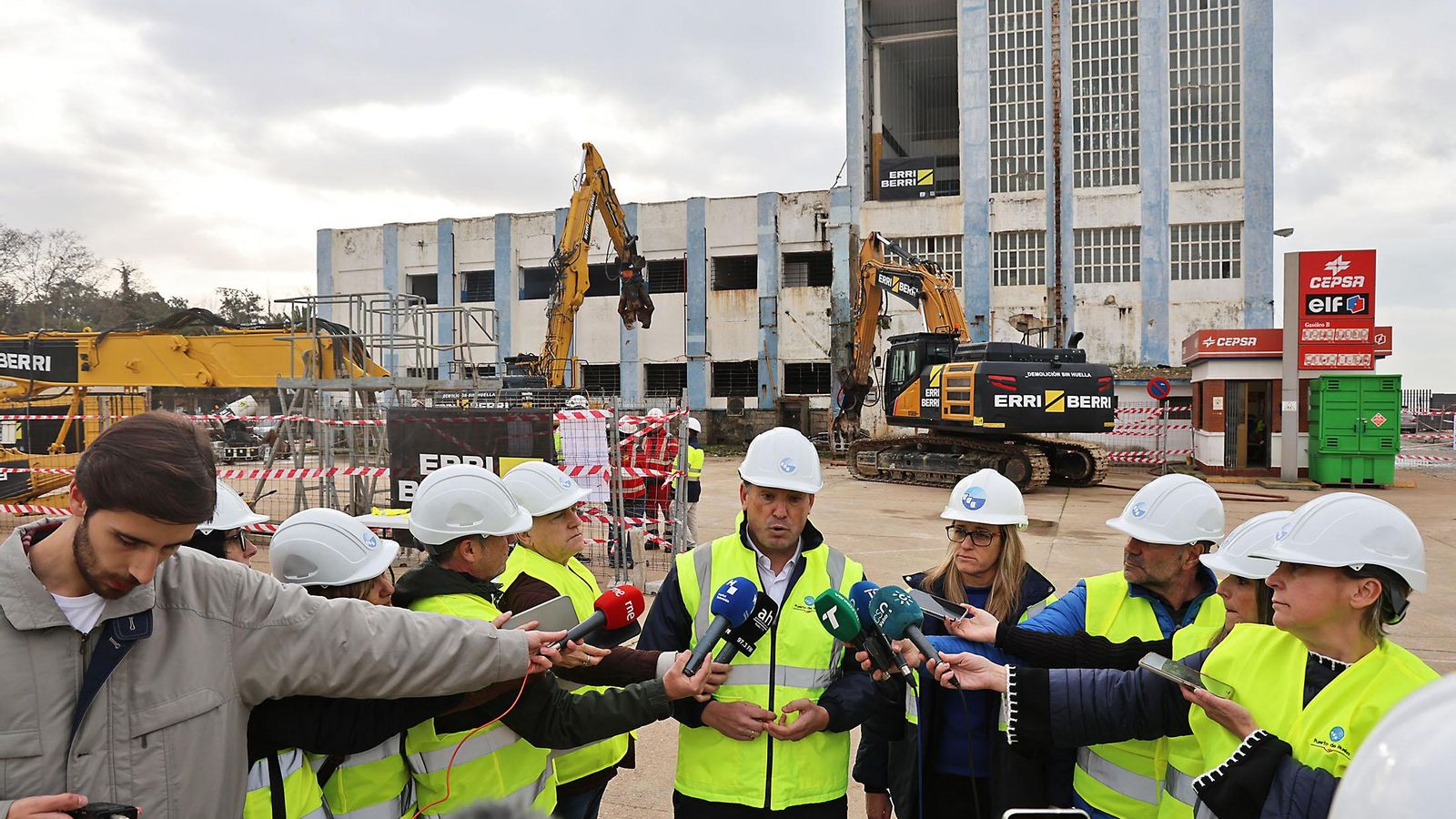 Imágenes del comienzo del derribo de la nave de Expofrisa