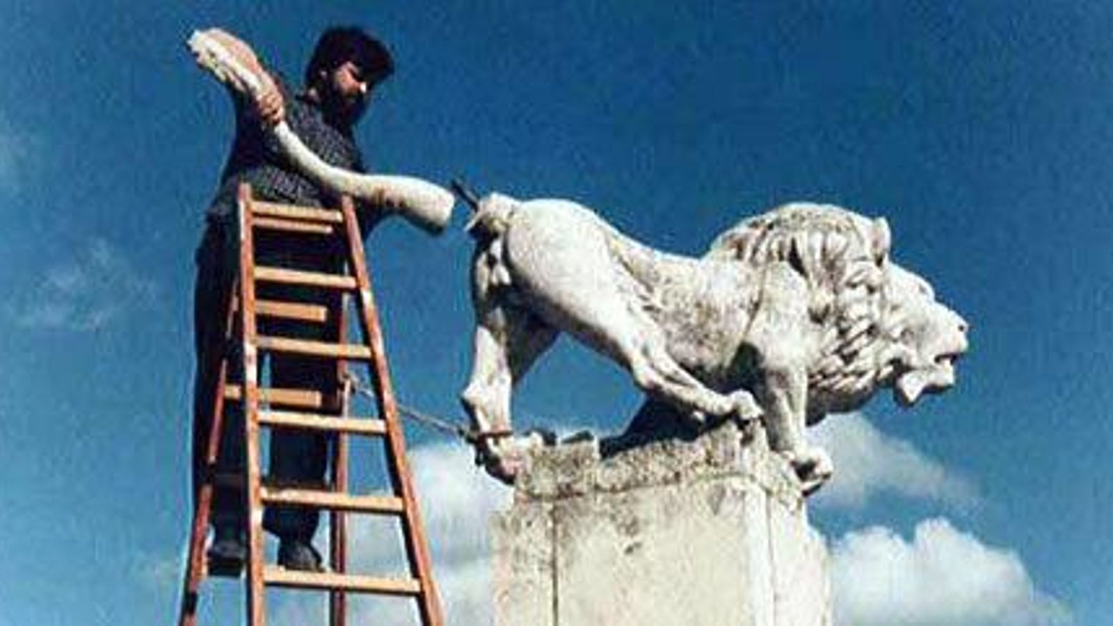 Nacho Falgueras durante la restauración del león de Cuatro Vientos, en San Roque.