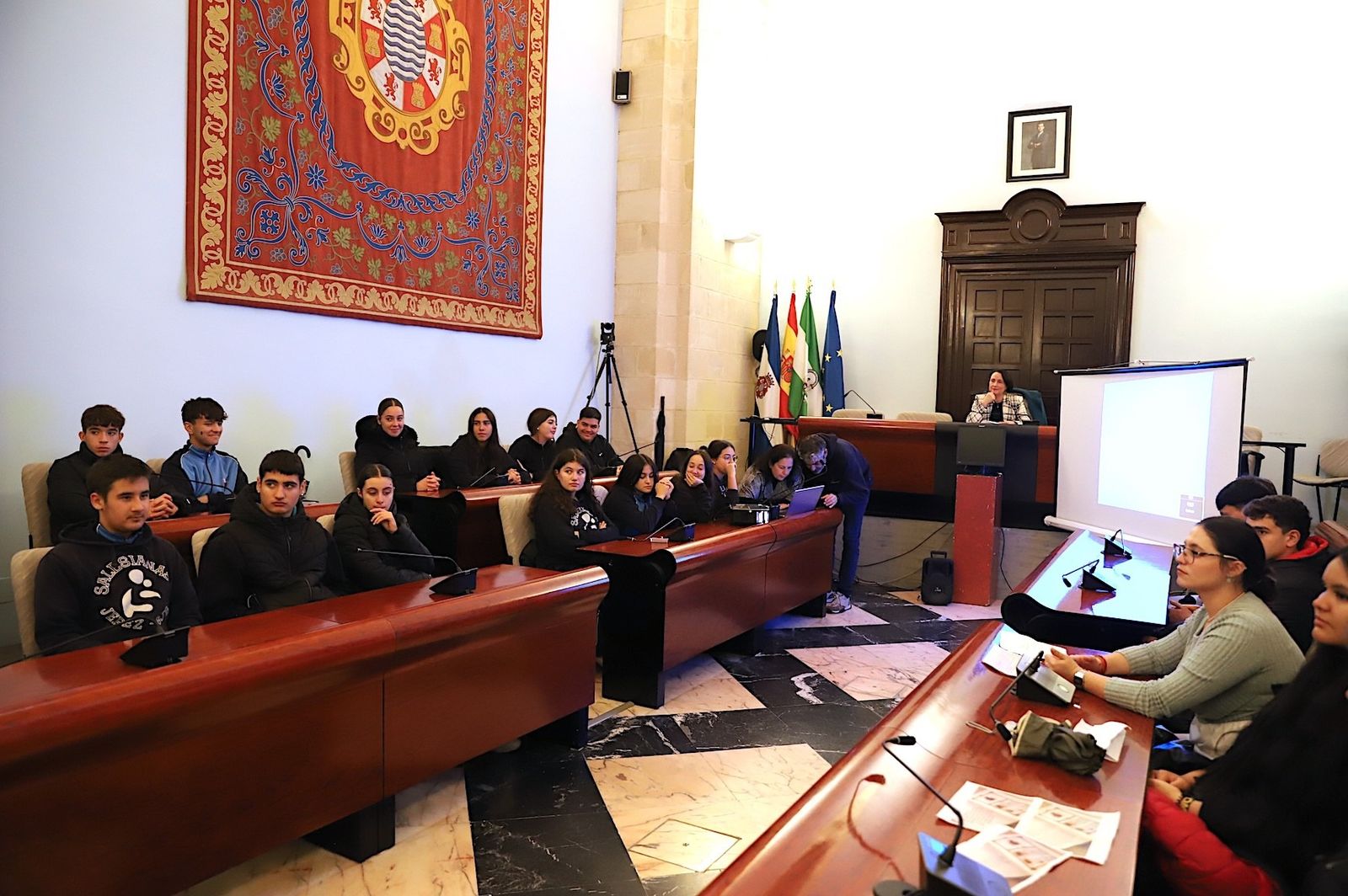 Varios de los alumnos en el salón de plenos del Ayuntamiento de Jerez
