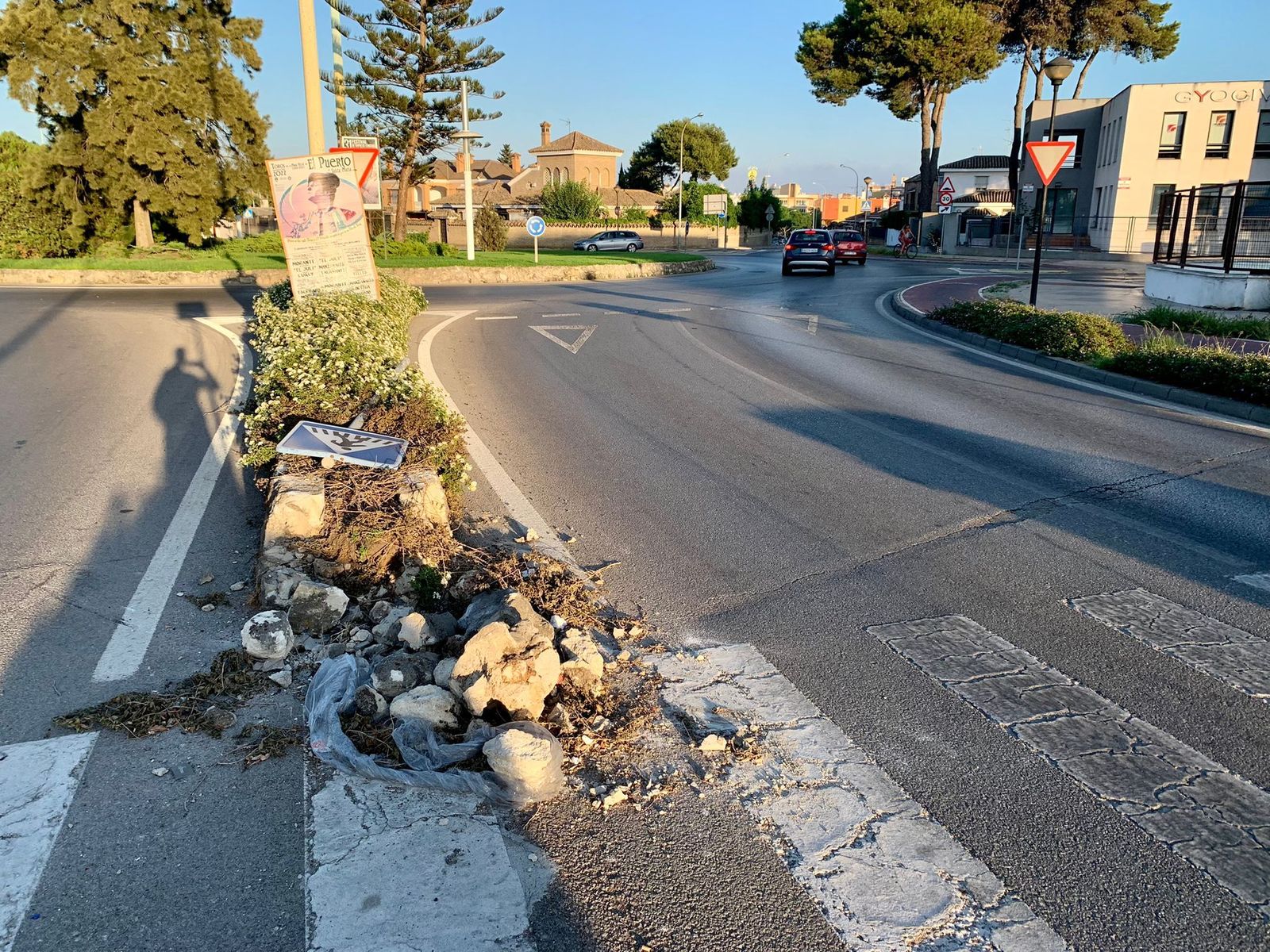Una imagen de la señal derribada y los restos de escombros tras el accidente.