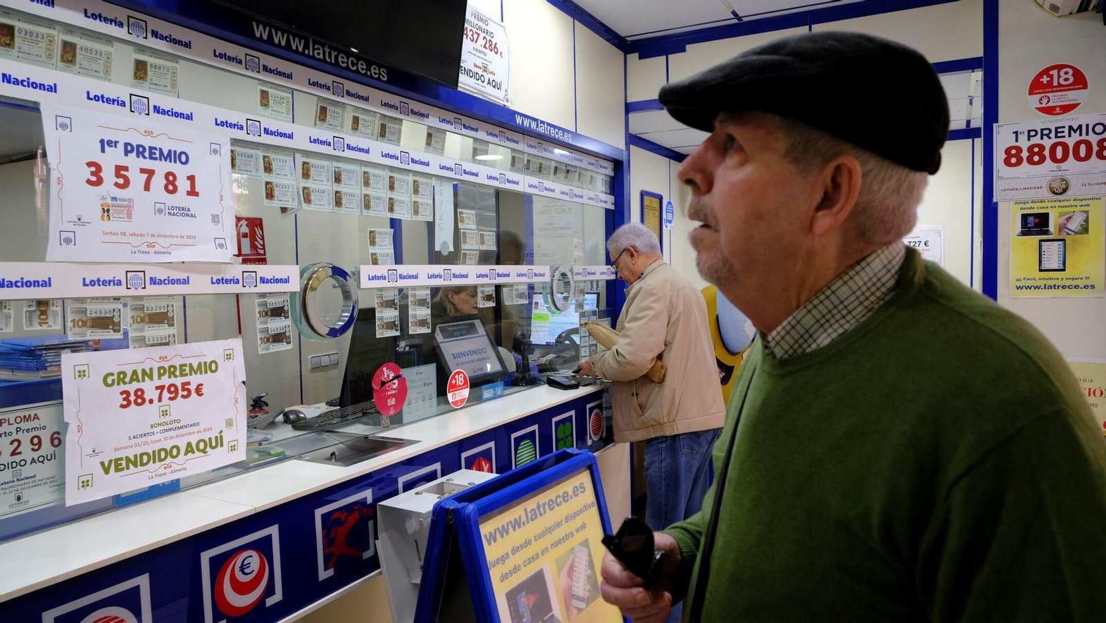 Varias personas compran lotería de Navidad en una de las administraciones de la provincia de Almería.