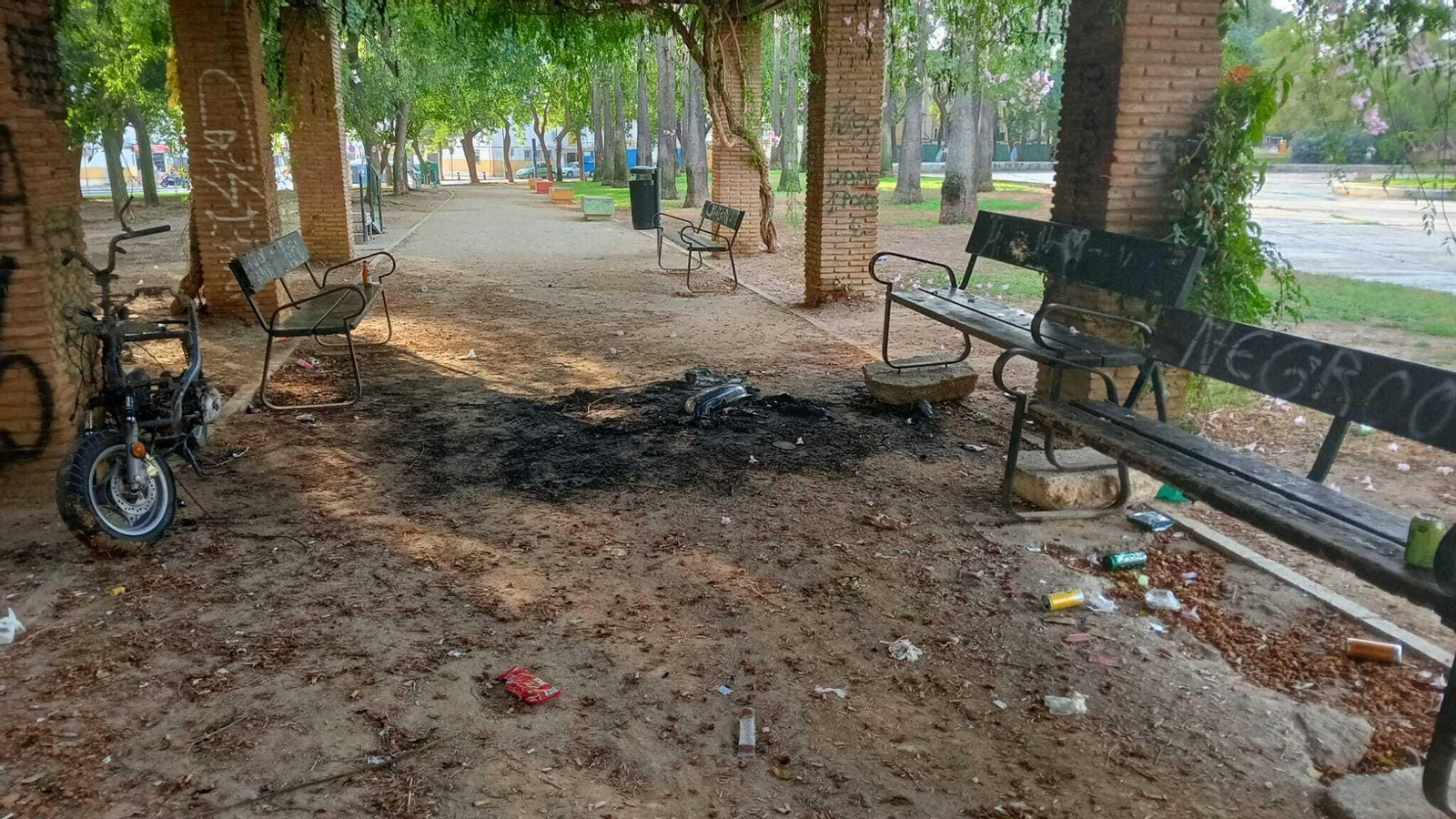 Imagen de una moto  quemada en el paseo del parque de La Plata.