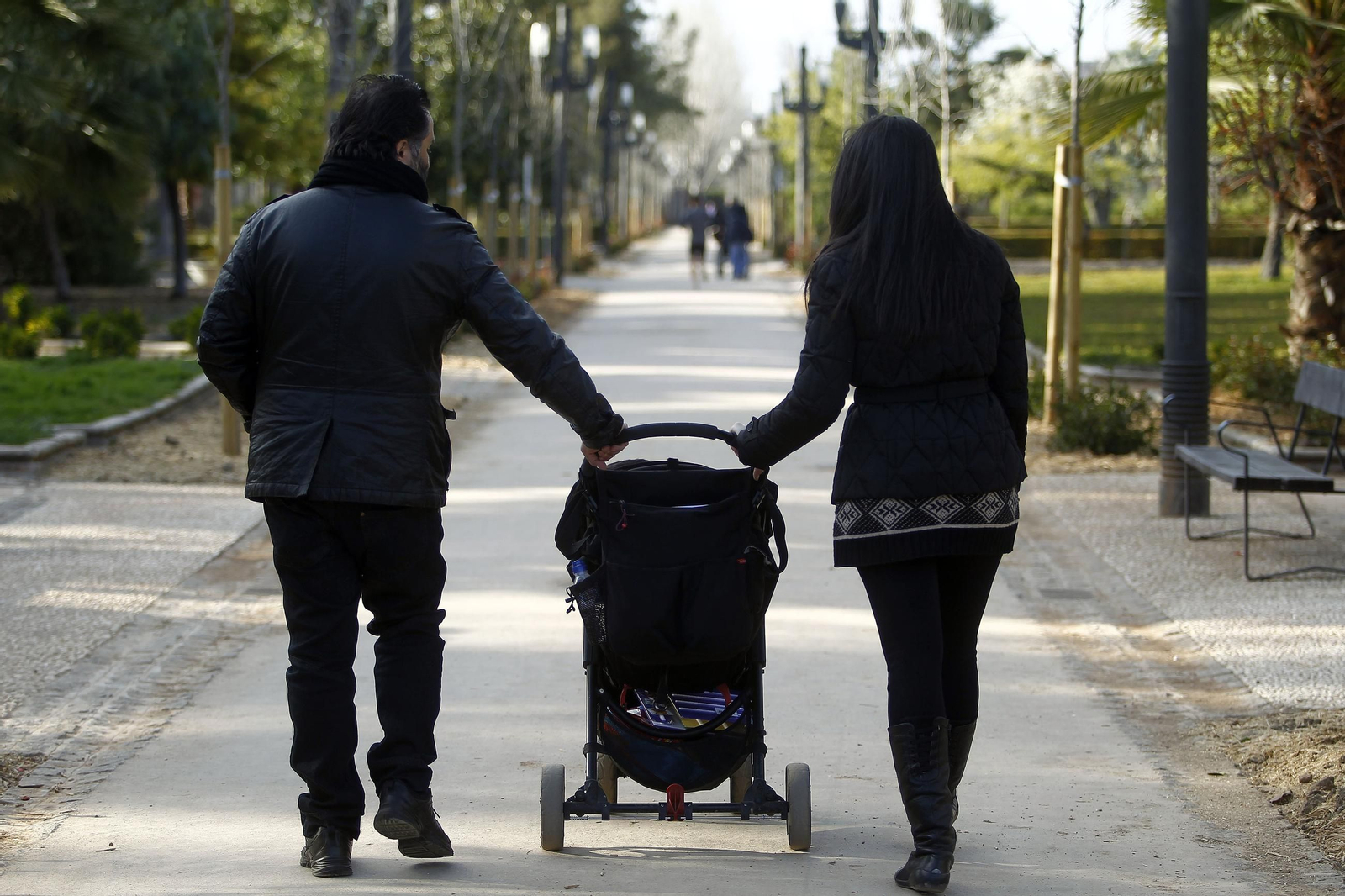 Familia paseando.