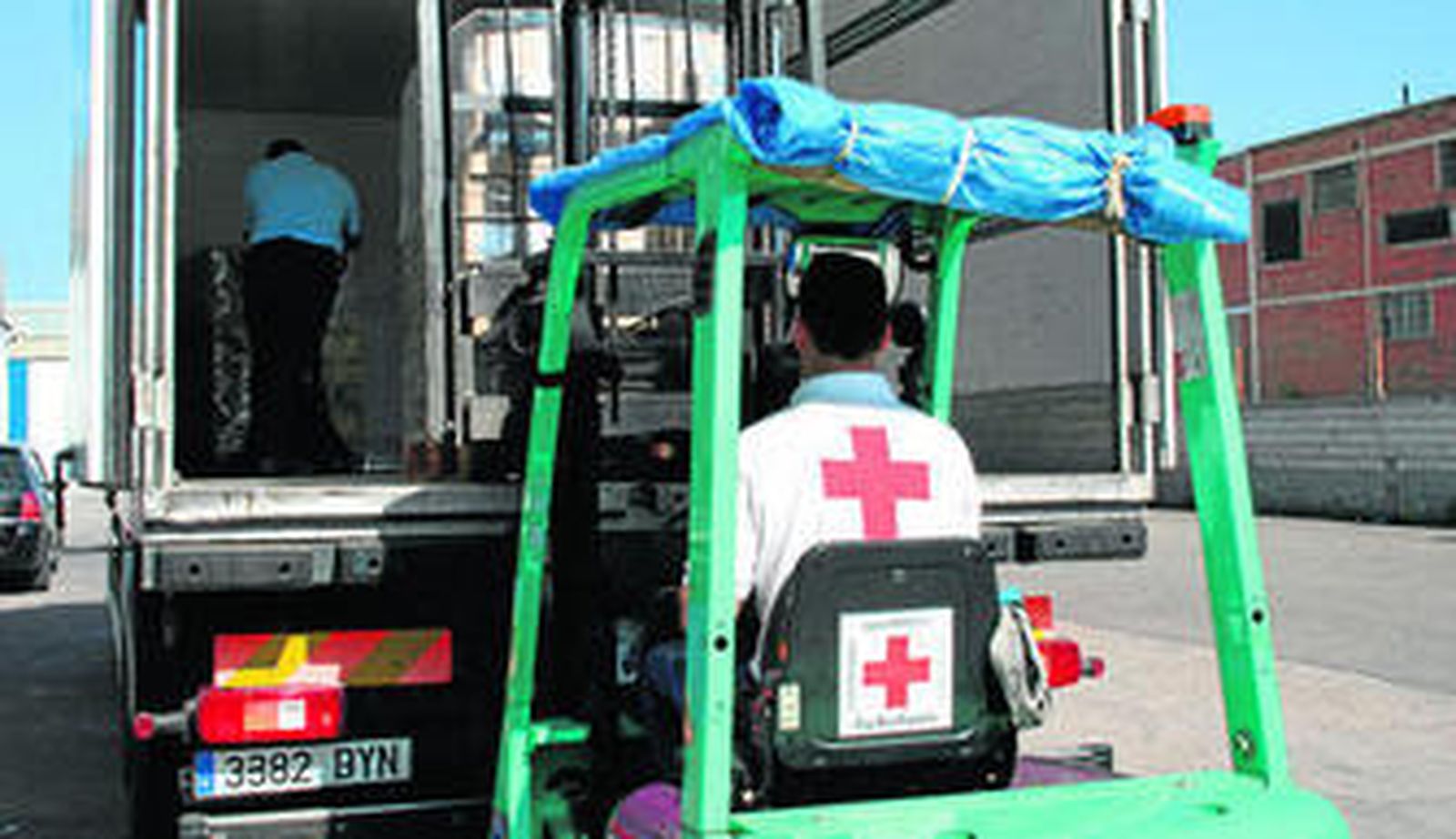Uno de los camiones con alimentos de la Cruz Roja en Córdoba.