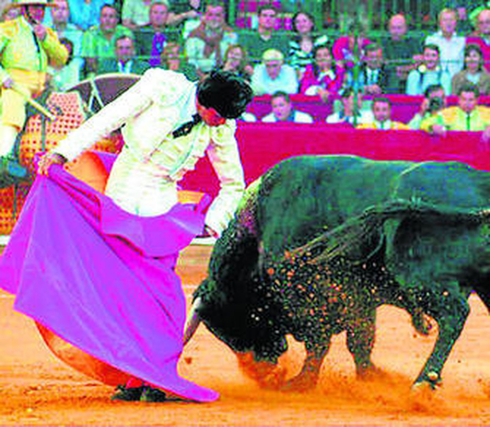 El diestro Serafín marín toreando con el capote en Zaragoza.