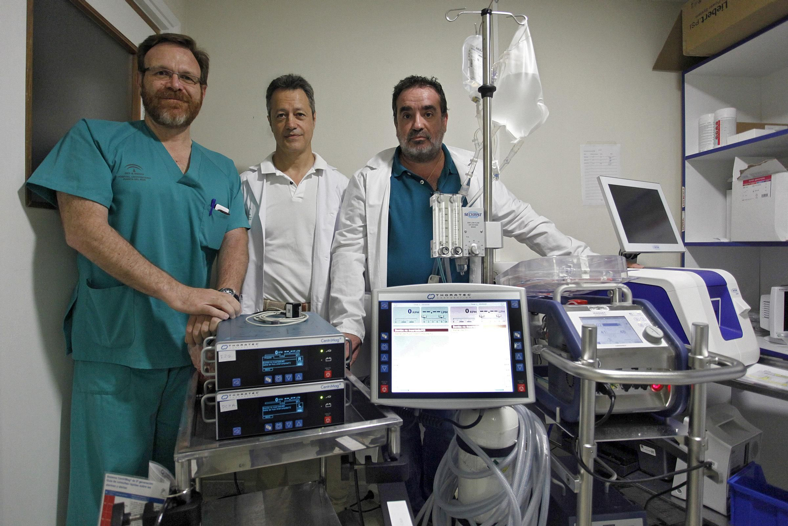 De izquierda a derecha, Antonio Gordillo Brenes, Tomás Daroca Martínez y Carlos García Camacho con los dispositivos Levitronix Centrimag y Cardiohelp.