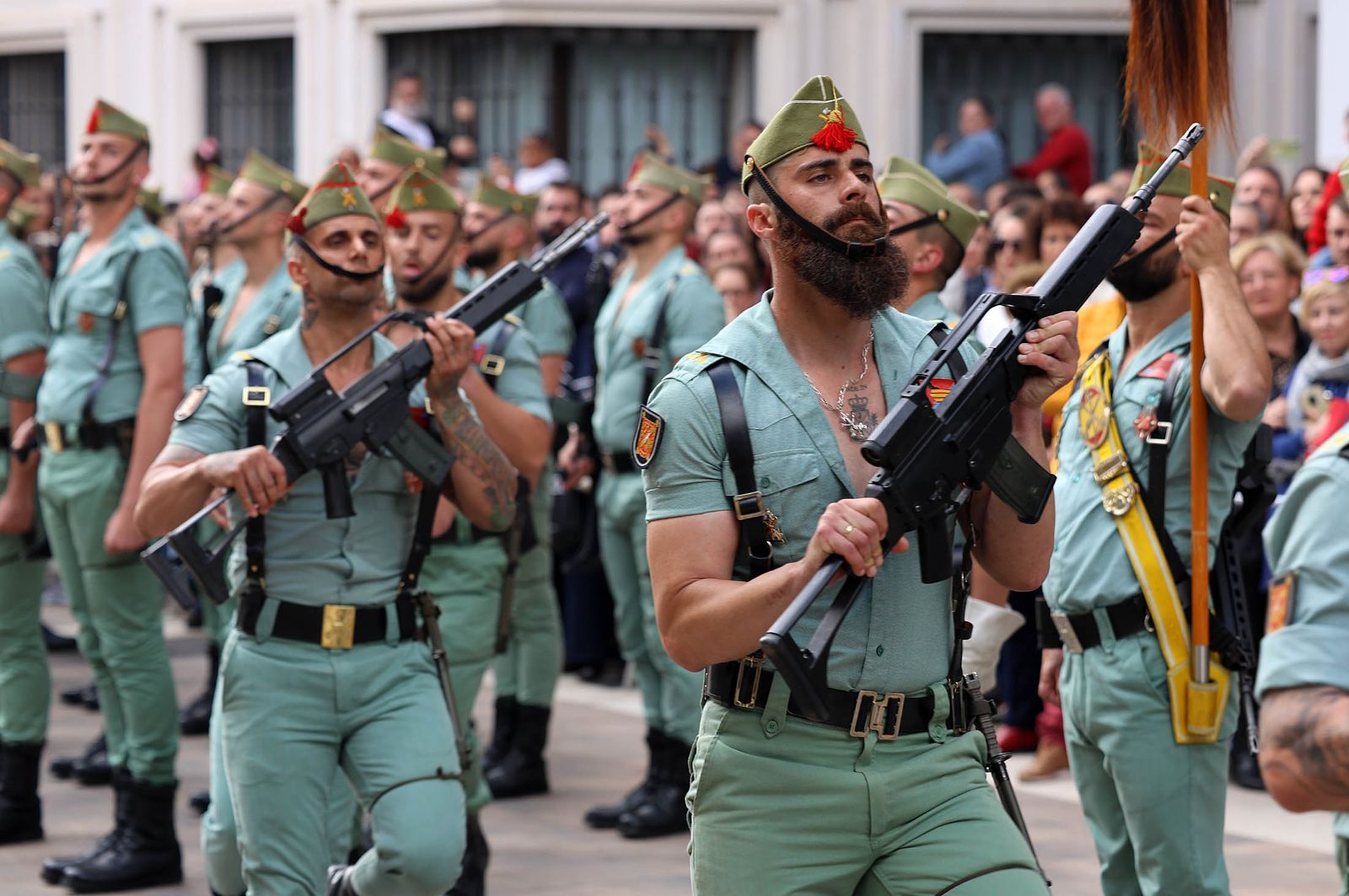 Sábado de Pasión: Imágenes de la procesión del Cristo de la Vera+Cruz portado por el Grupo de Caballería Ligero Acorazado 'Reyes Católicos' II de la Legión de Ronda