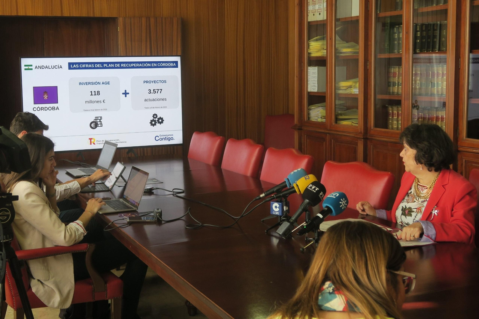 La subdelegada del Gobierno, Rafaela Valenzuela, explica los detalles del Plan de Recuperación en Córdoba.