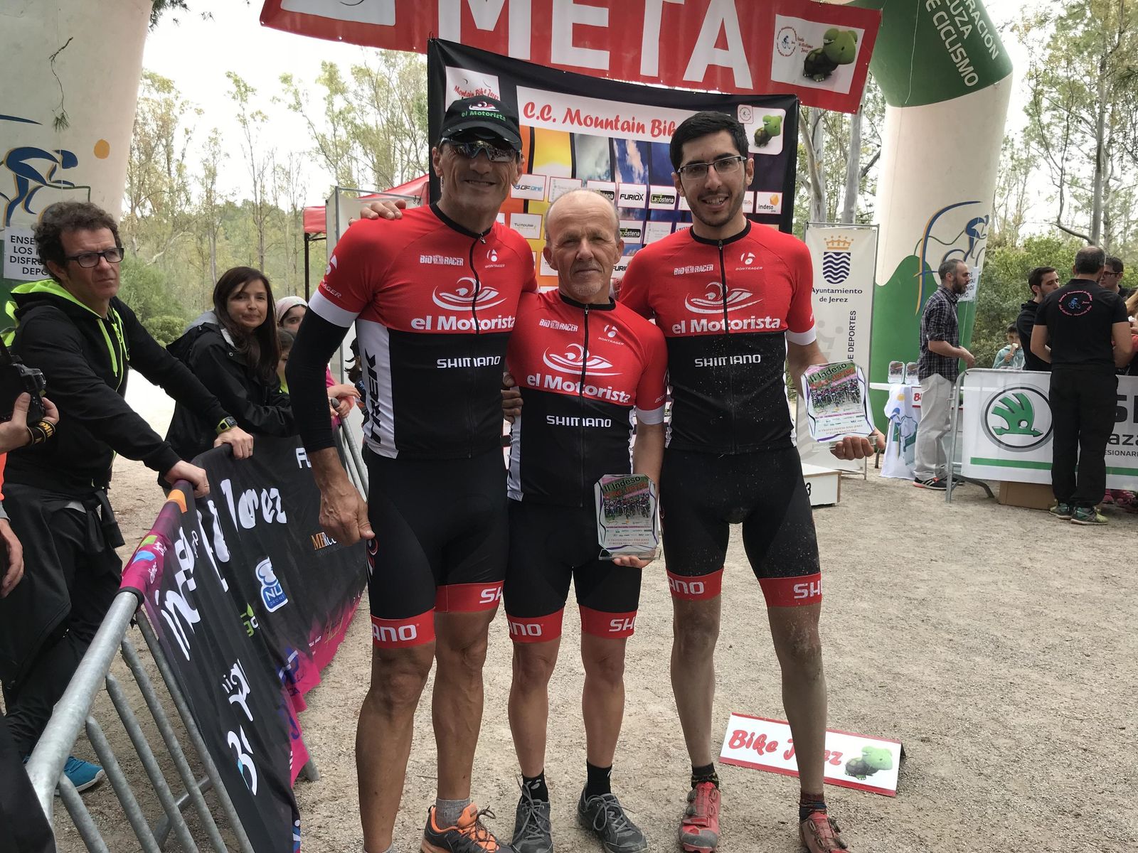 Medina, Atienza y Navarro, con los respectivos trofeos tras subir al podio.