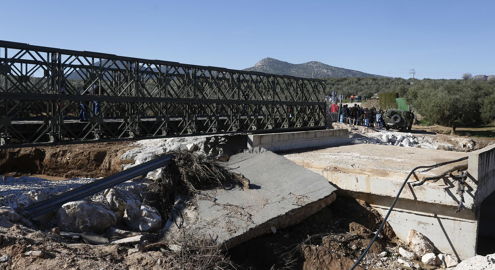 La visita de la ministra de Defensa a los puentes de Casariche y El Rubio, en imágenes