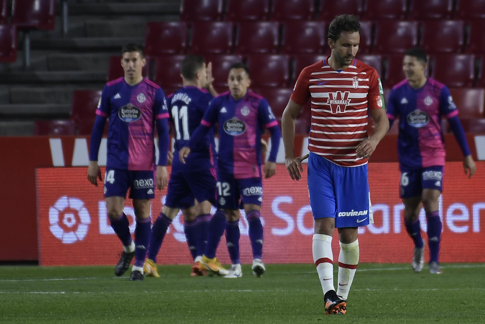 Germán, desolado, mientras los jugadores del Valladolid celebran un gol
