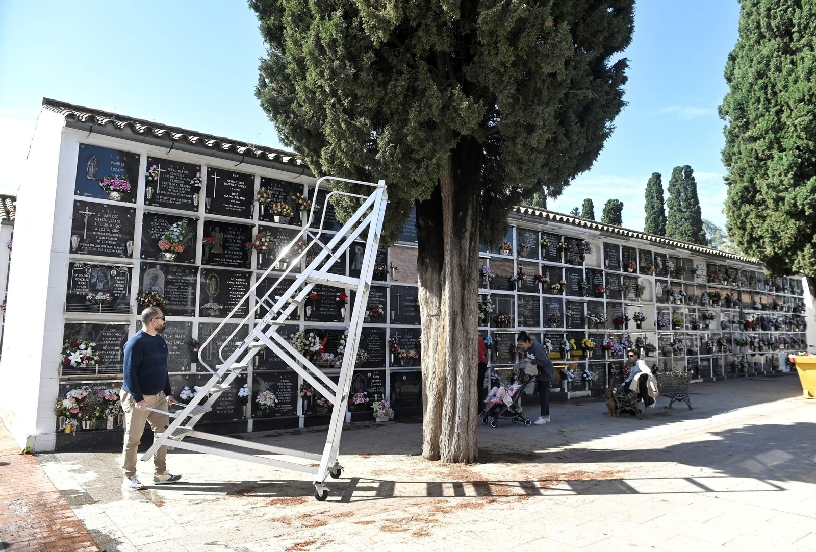Las imágenes del día de Todos los Santos en los cementerios de Córdoba
