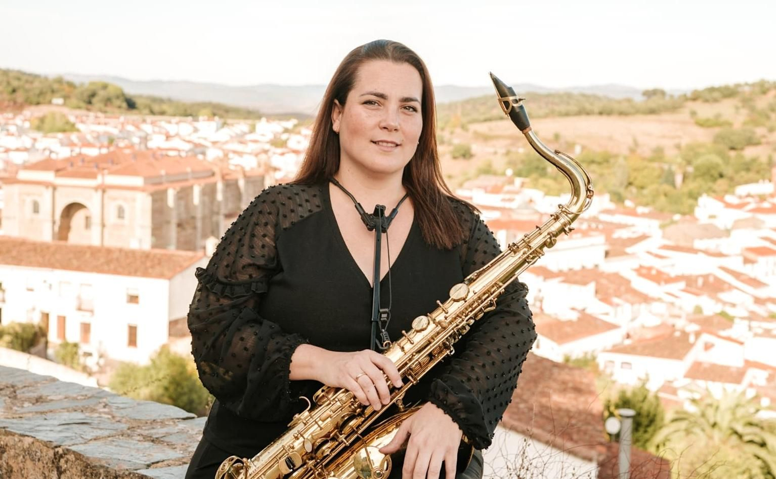 Carmen Borrego junto a su saxofón