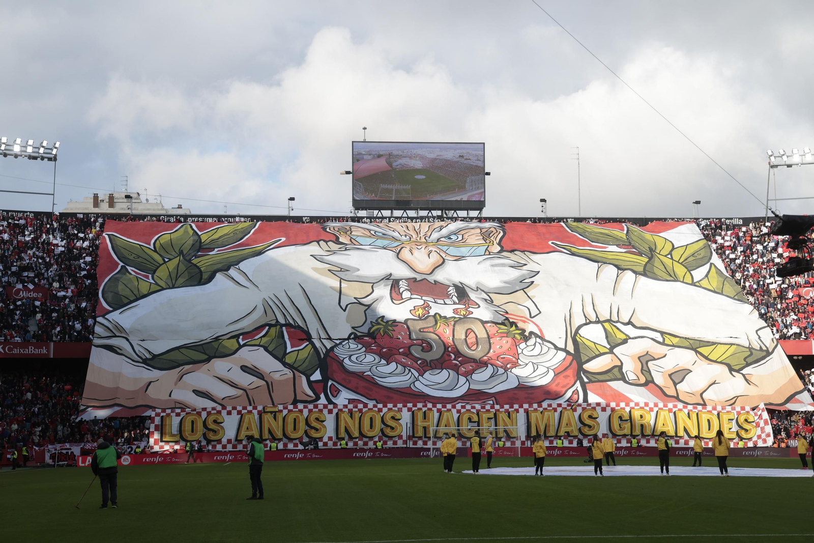 Enorme pancarta exhibida en el derbi en Gol Norte, cuya grada baja puede ser cerrada.