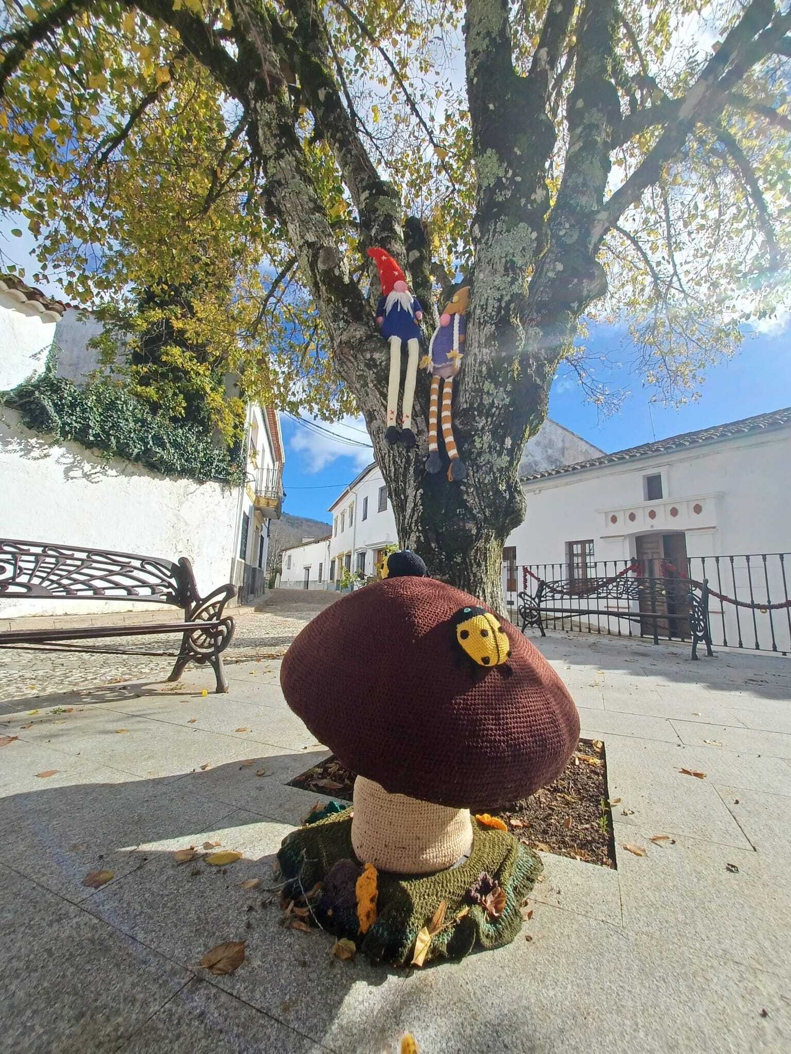 Así de bonito está este pueblo serrano de Huelva vestido de ganchillo por Navidad