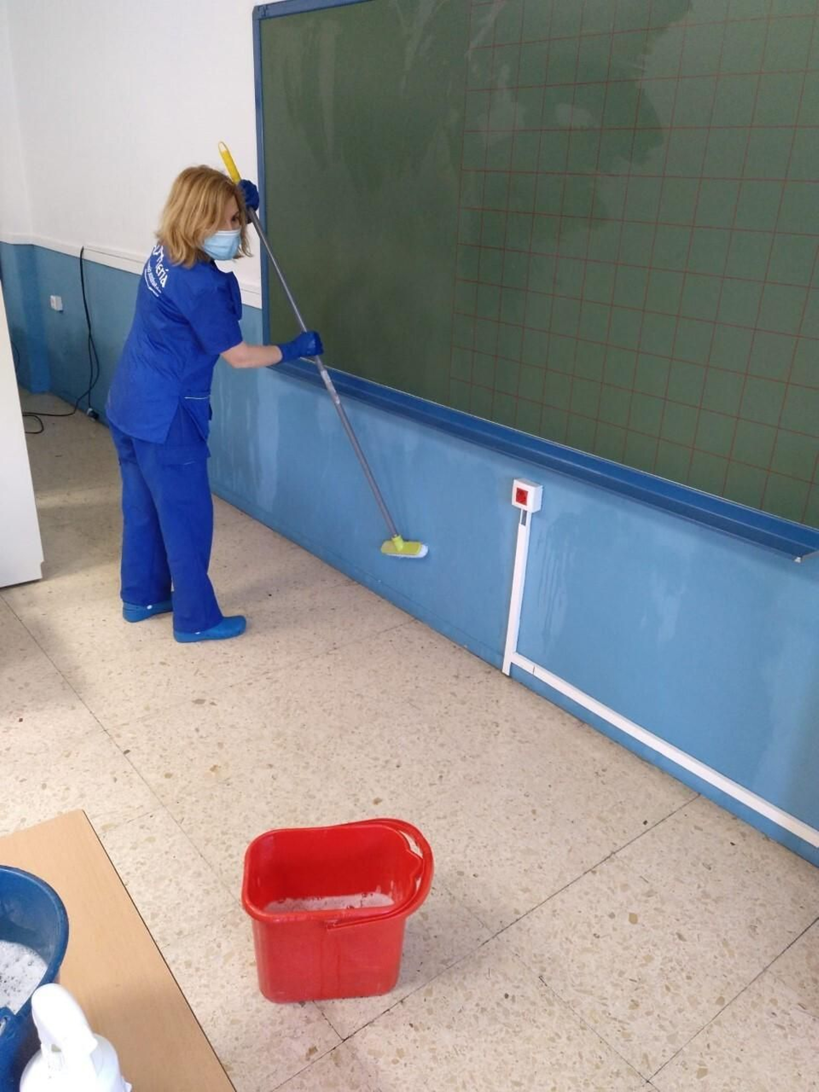 Labores de limpieza y desinfección en los colegios de la capital almeriense