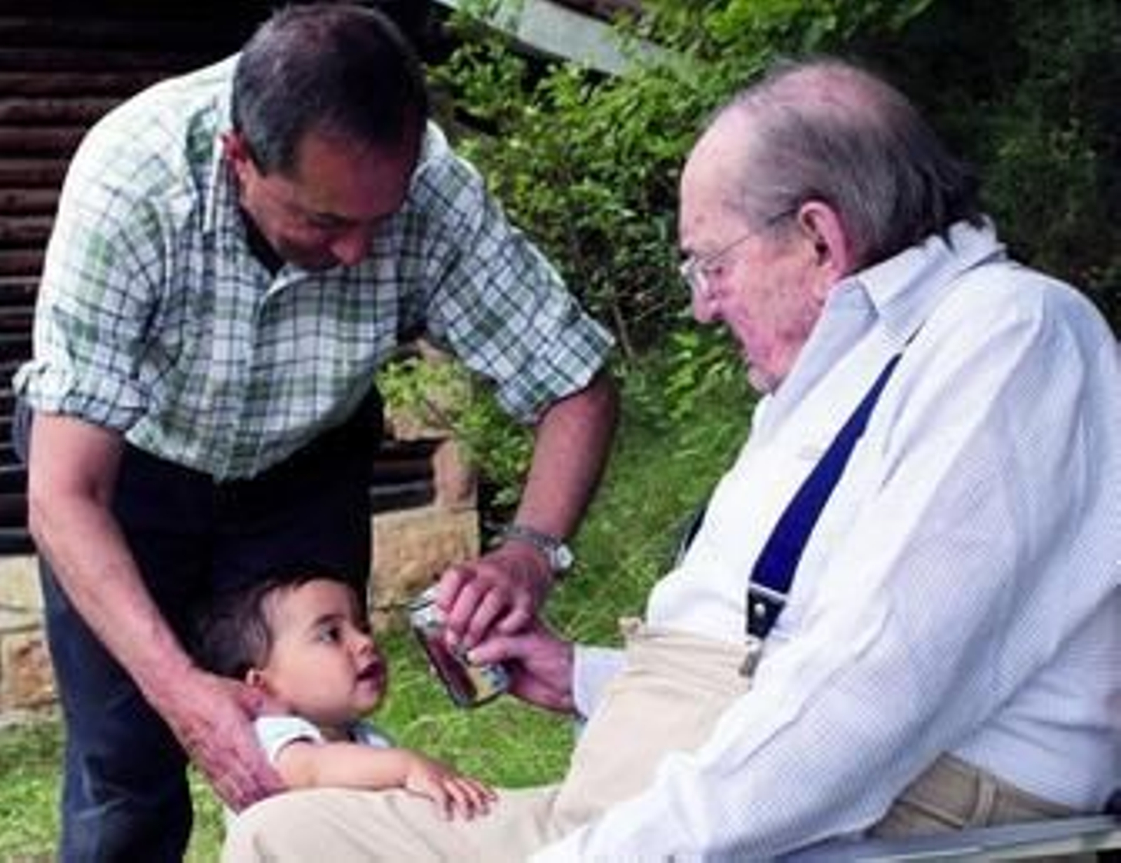 Foto tomada el pasado mes de agosto al escritor junto a su hijo Germán y su único bisnieto.