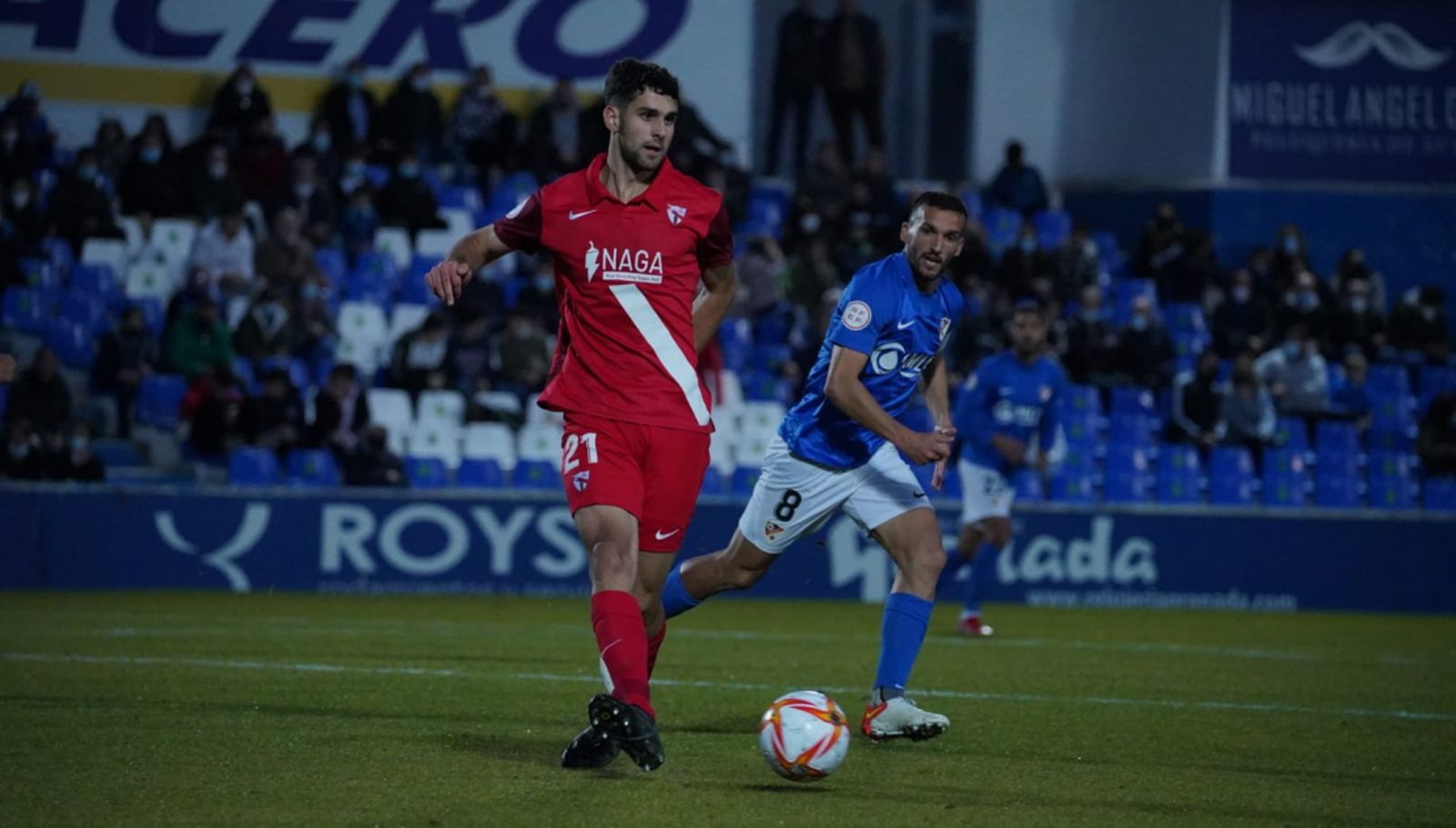 Xavi Sintes combina con un compañero ante Rodri.