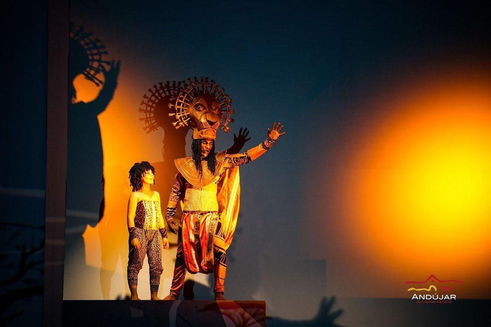 Actores, cantantes y bailarines forman un elenco de más de veinteseis artistas sobre el escenario.