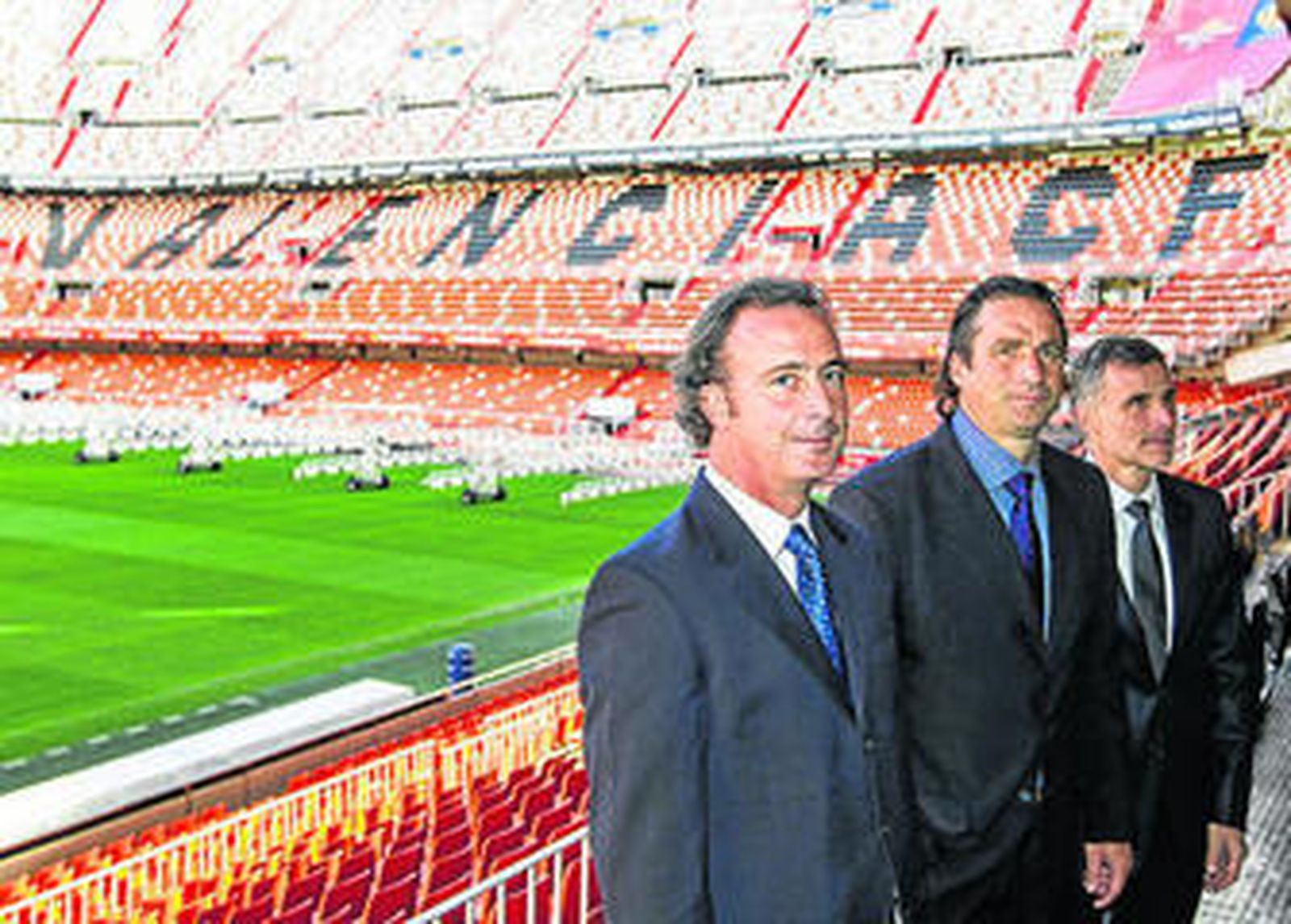 Juan Antonio Pizzi, escoltado por sus ayudantes, Manuel Suárez y Alejandro Richino.