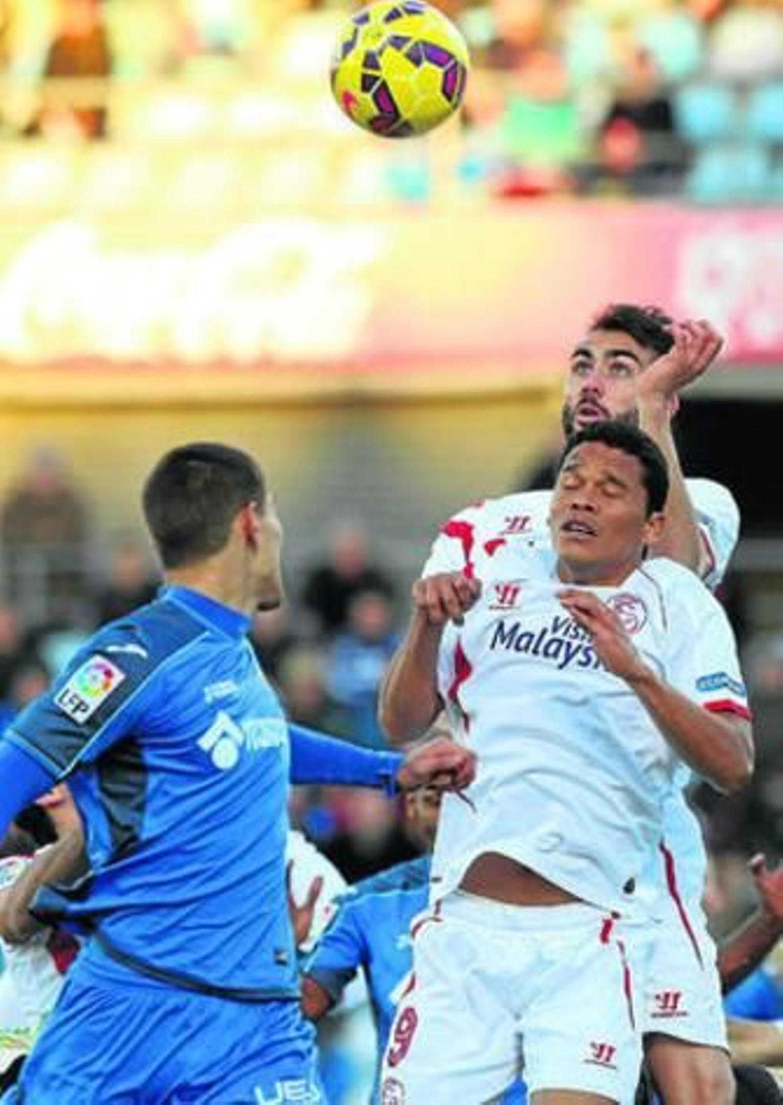 Iborra y Bacca acuden al mismo sitio a intentar ganar un balón, como si se marcaran mutuamente.