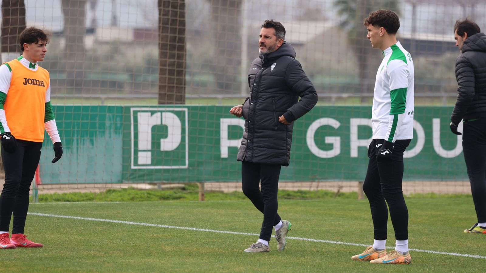 Iván Ania da órdenes a sus jugadores durante un entrenamiento.