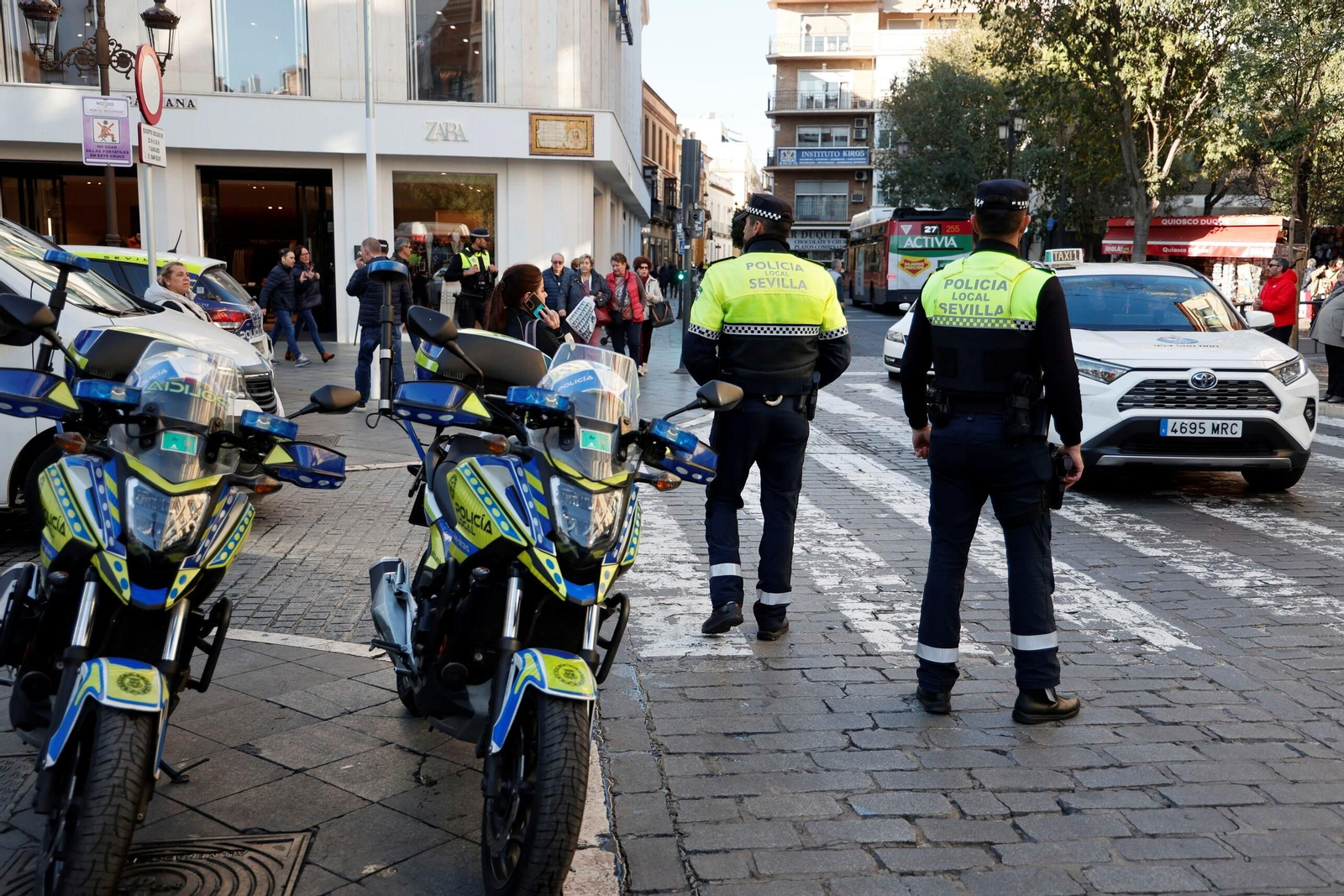 Policías locales en el centro de Sevilla.