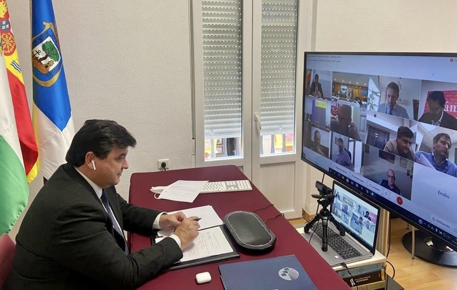 El alcalde de Huelva, Gabriel Cruz, en el Consejo de Administración de la APH.