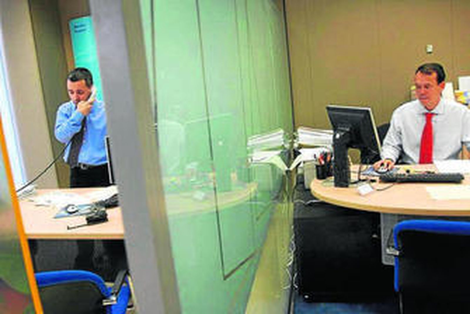 Dos trabajadores de una entidad financiera.