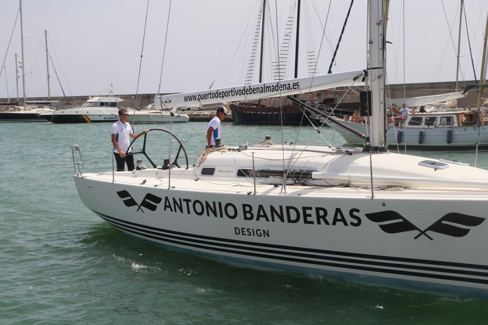 El actor Antonio Banderas visita la embarcación con su mismo nombre en el Puerto de Benalmádena.