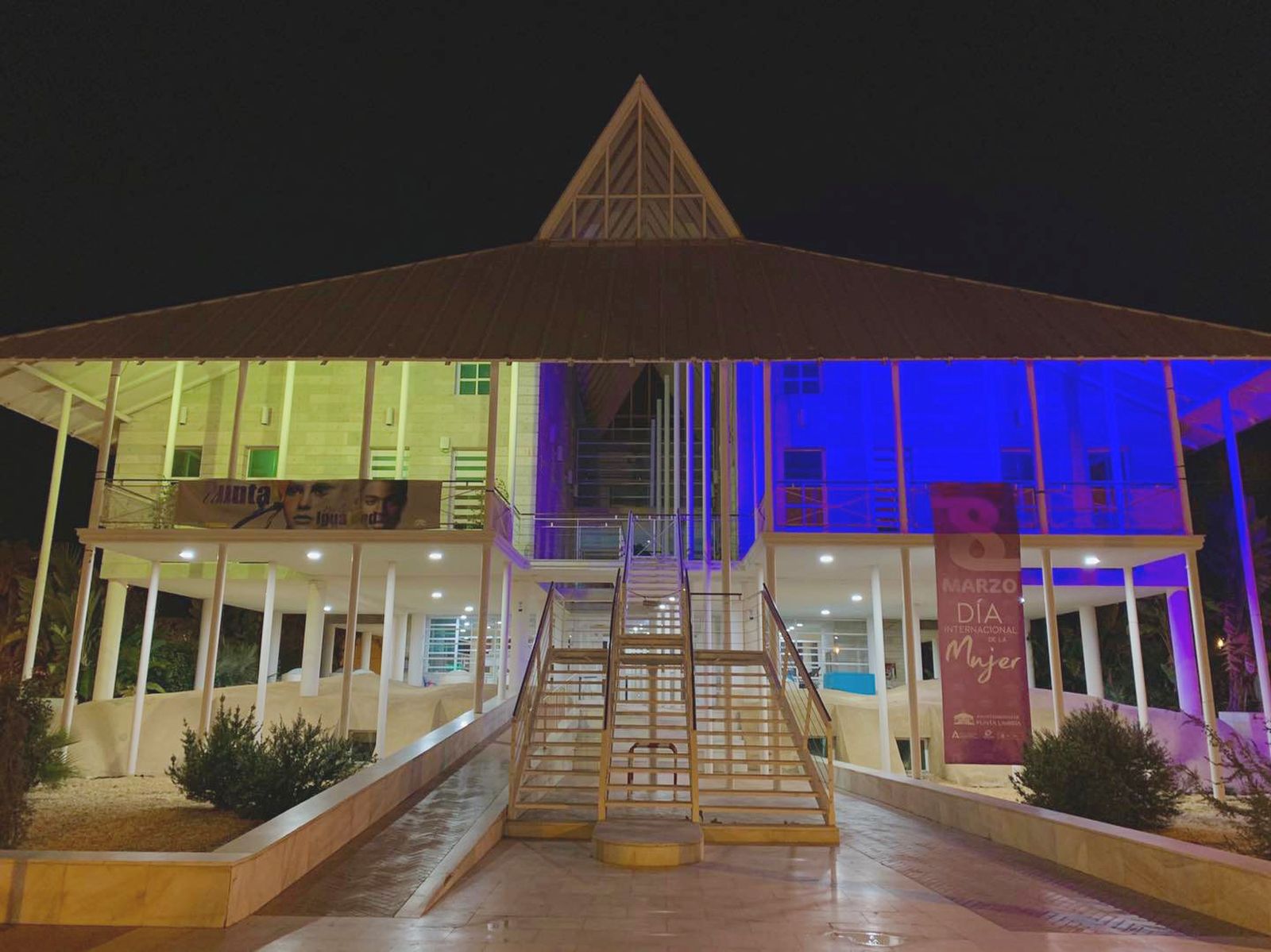 Ayuntamiento de Punta Umbría con las luces de Ucrania.