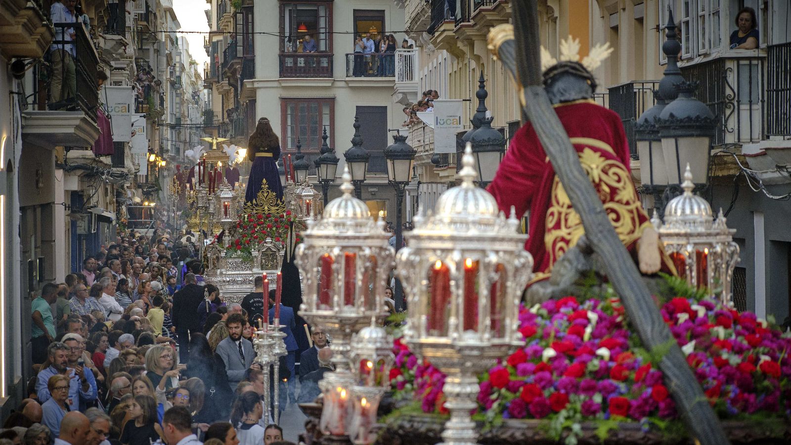 Cádiz cree en la Magna. La ciudad se volcó con la solemne procesión de los 17 pasos de misterio con la que el Consejo de Hermandades se sumó a la celebración del tricentenario de la Catedral