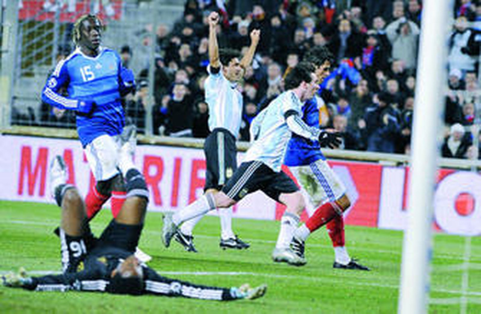 Messi corre a cantar el 0-2 que sentenció a Francia.