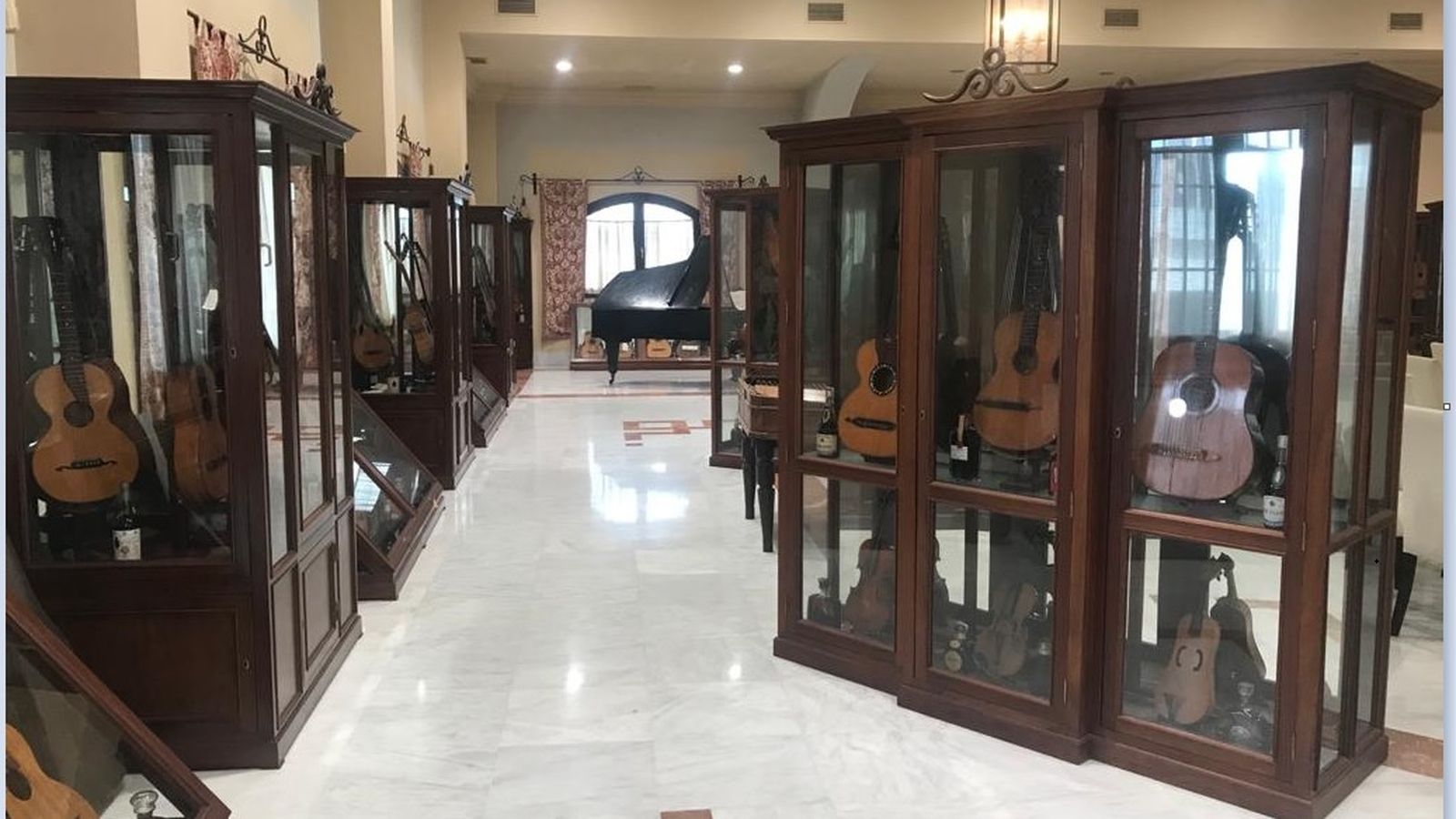 Sala de instrumentos musicales de cuerda.