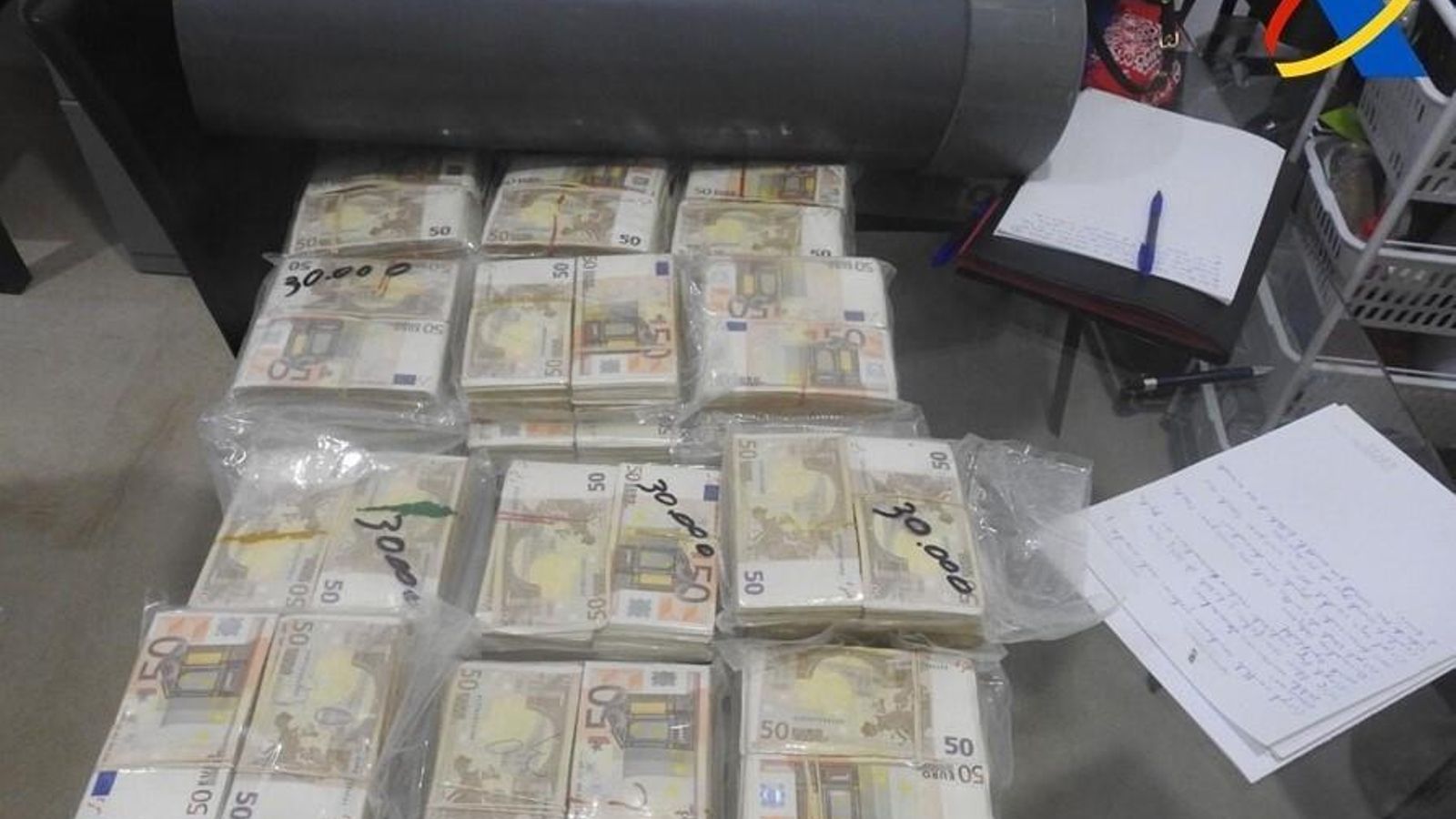 El tubo de pvc y el dinero hallado en su interior