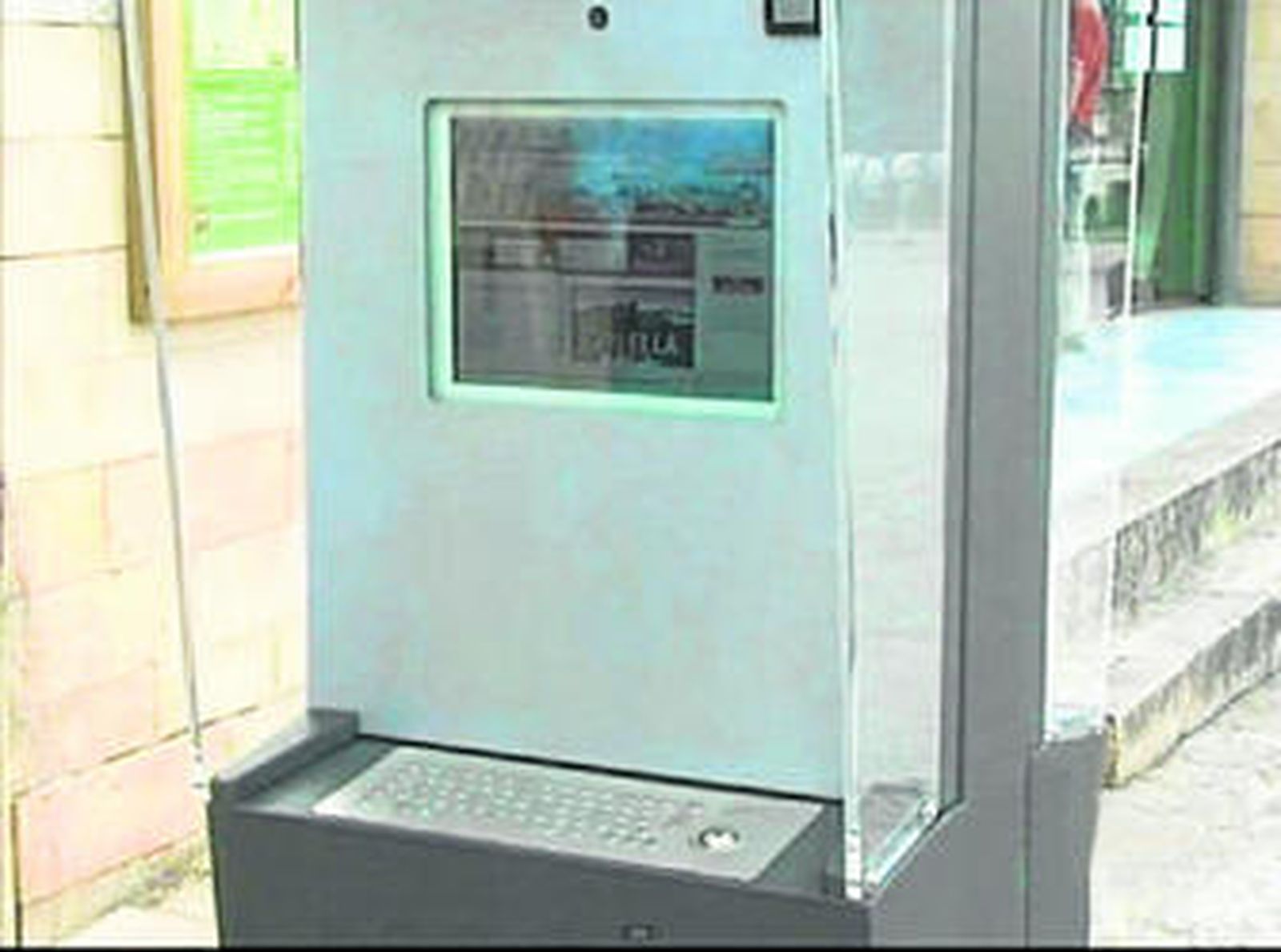 Una de las cabinas con acceso a internet que instaló Cabisur en Ronda.