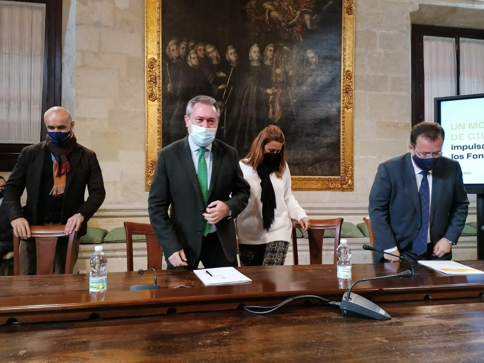 Espadas, en la Sala Capitular, acompañado de Antonio Muñoz, Sonia Gaya y Juan Carlos Cabrera, para informar sobre fondos europeos captados                     por Sevilla, en la que será una de sus últimas comparecencias como alcalde; detrás, ‘La procesión de Santa Clara y la Sagrada Forma’, obra de Valdés Leal.