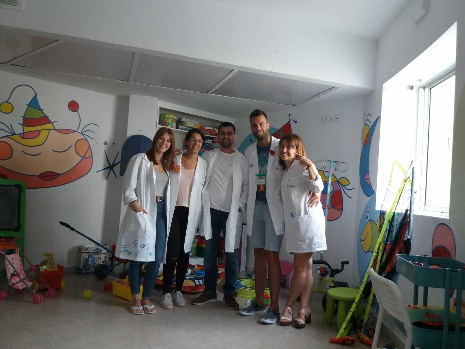 Voluntarios de la Asociación contra el Cáncer, en la ludoteca oncohematológica.