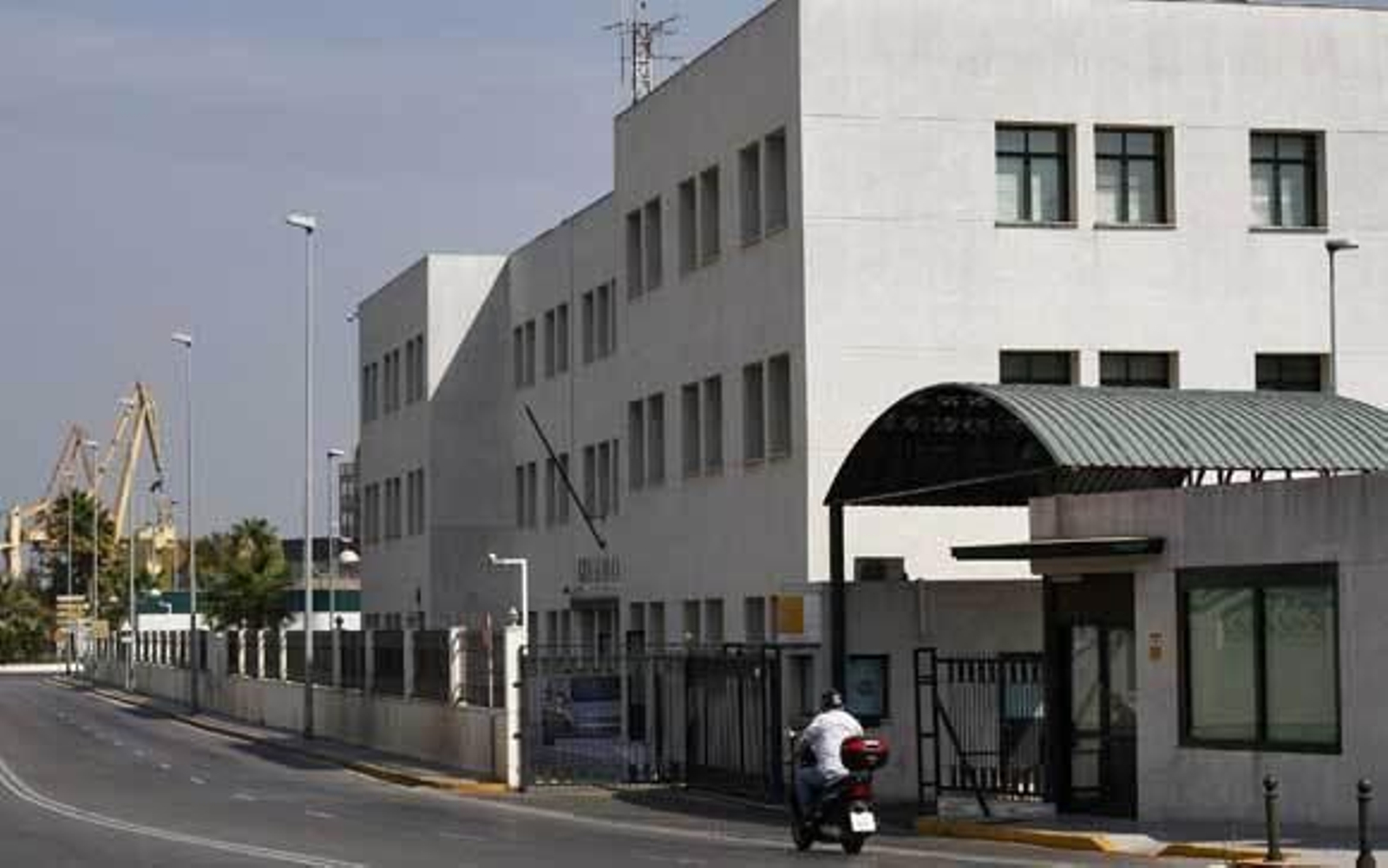 Entrada de la Comandancia de la Guardia Civil en Cádiz. Entrada de la Comandancia de la Guardia Civil en Cádiz.